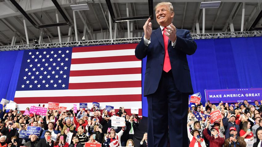 US President Donald Trump applauds on stage at the Make America Great Again Rally on March 10, 2018 in Moon Township, Pennsylvania. / AFP PHOTO / Nicholas Kamm        (Photo credit should read NICHOLAS KAMM/AFP/Getty Images)