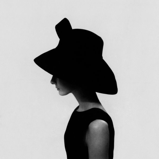 Hepburn wears a black velvet hat with a deep-brimmed capeline. It was based on the hats in the play "My Fair Lady."