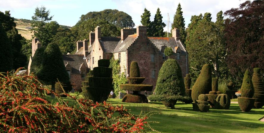 Dating from the 16th century, Fingask Castle in Perthshire, Scotland, has been home to members of the Threipland family for 400 years. Its collection of topiary trees are cut into a range of shapes including domes, swirls and spirals.