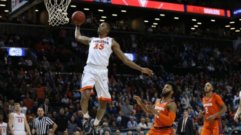 Virginia Cavaliers forward Mamadi Diakite (25) dunks against Clemson Tigers guard Gabe DeVoe (10) and guard Marcquise Reed (2) during the second half of a semifinal game of the 2018 ACC tournament at Barclays Center. 