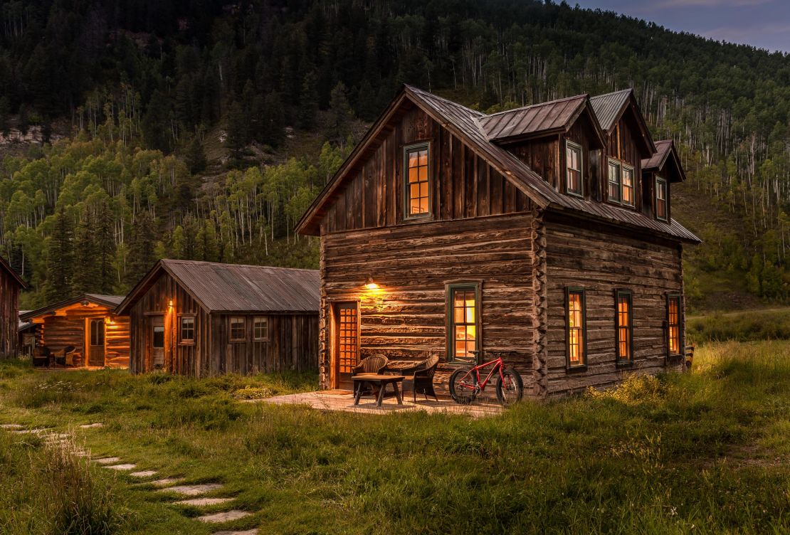 Dunton Springs - tipping cabin