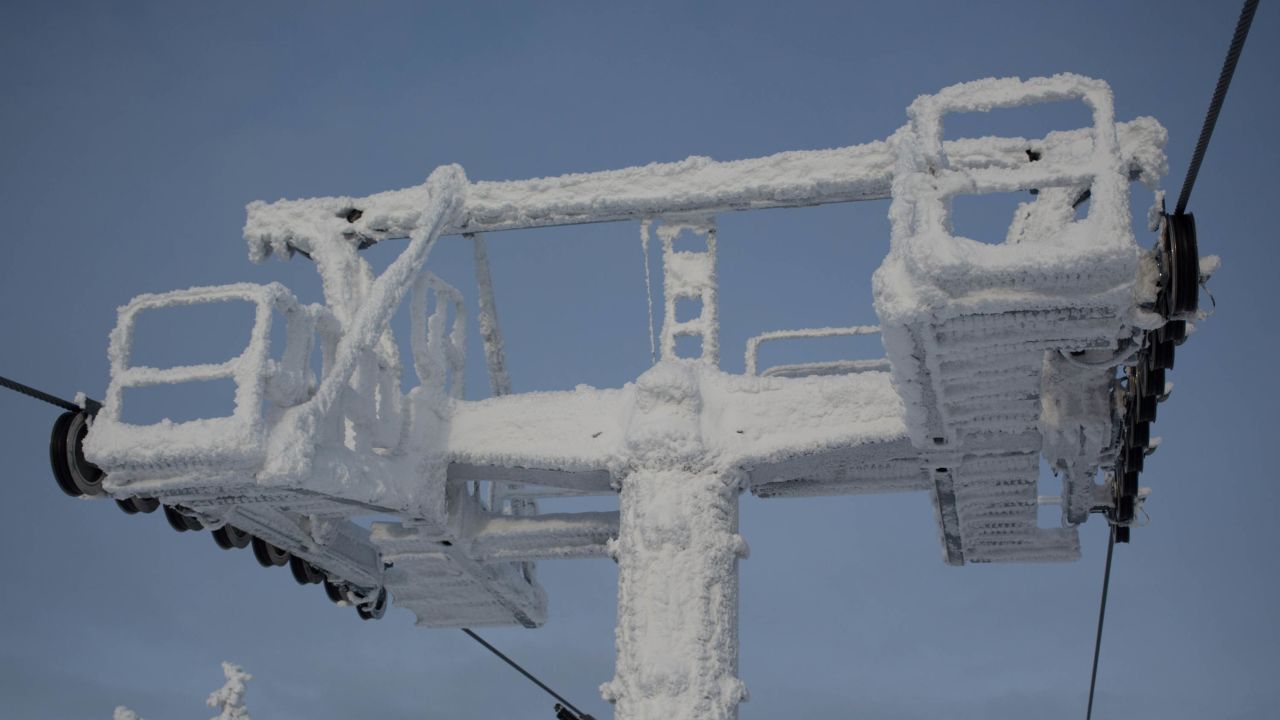 <strong>Snow-caked:</strong> Pretty much everything gets covered in snow on Levi mountain. Though relatively low altitude, its location 170 kilometers north of the Arctic Circle ensure snow right up until May.