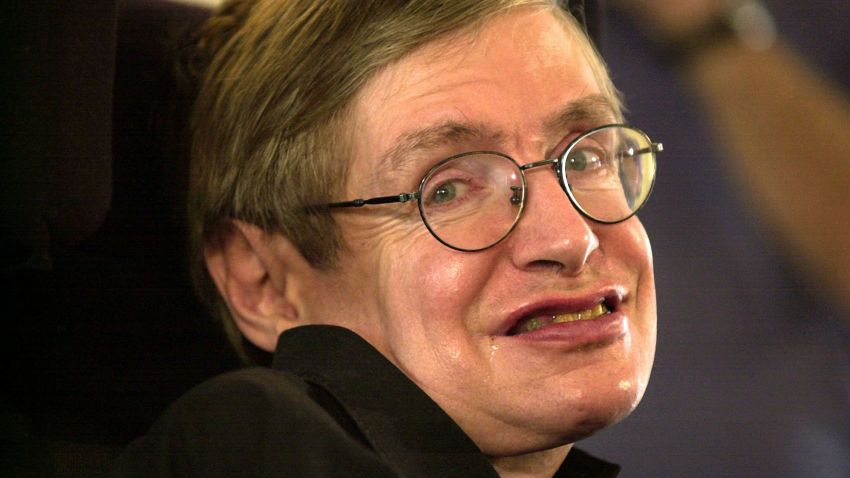 ARCHIV - 16.10.2001, Bayern, München: Der britische Astrophysiker Stephen Hawking präsentiert sein neues Buch «Das Universum in der Nussschale».           (zu dpa "Britischer Astrophysiker Stephen Hawking gestorben" vom 14.03.2018) Photo by: Frank Leonhardt/picture-alliance/dpa/AP Images