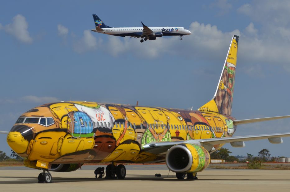 The Pandolfo twins spent a month painting a plane for the Brazilian airline GOL. It was used to transport the Brazilian soccer team during the FIFA World Cup in 2014.