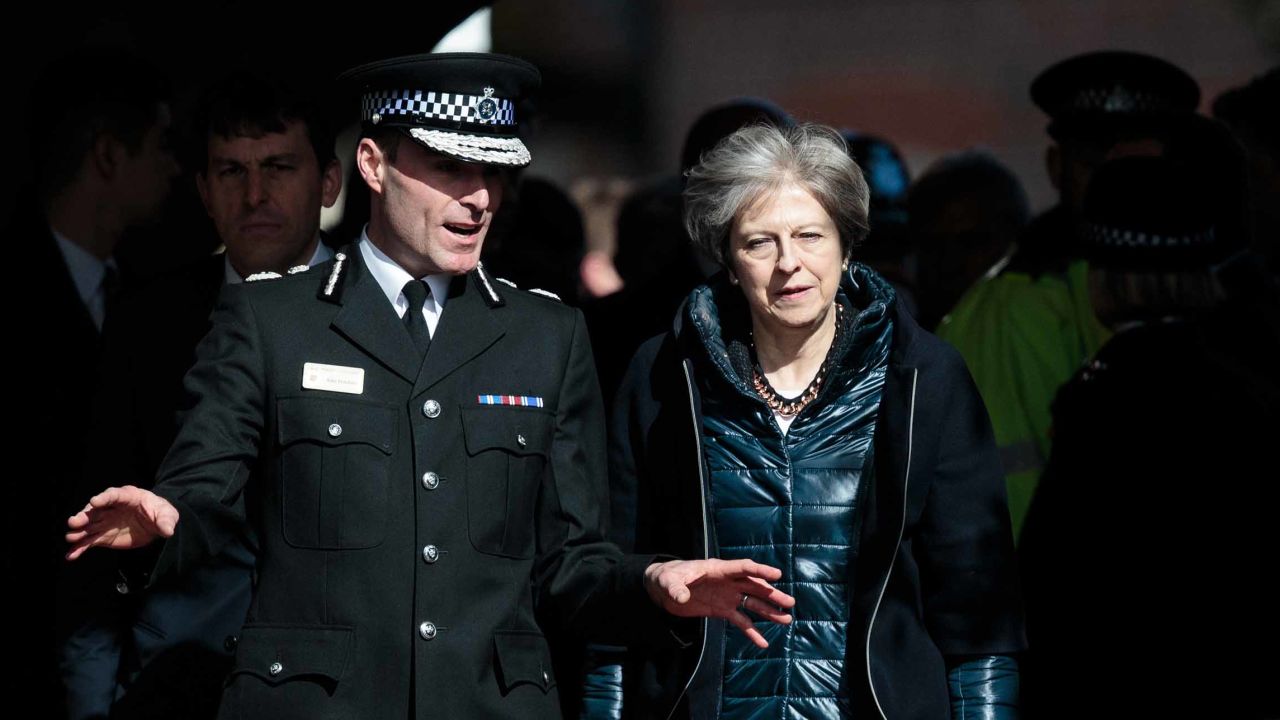 Police official Kier Pritchard and British Prime Minister Theresa May view the crime scene in Salisbury.