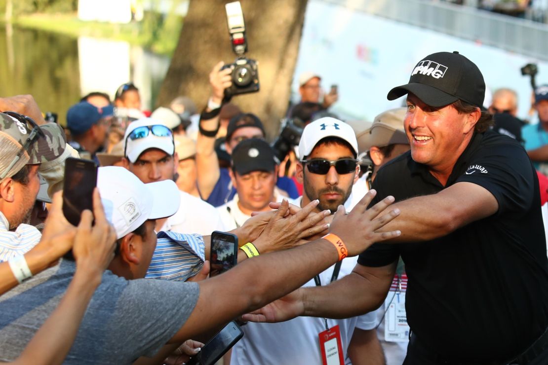 Mickelson's post-round autograph sessions are lengthy and legendary. 