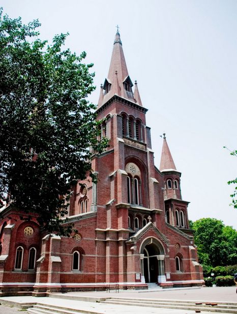Sacred Heart Cathedral in Lahore was designed by Belgian architect Edouard Dobbeleers. 