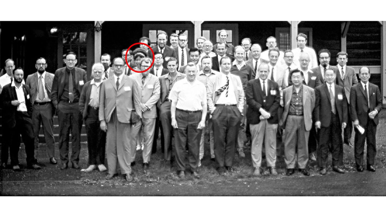 This lone woman at a 1971 gathering of scientists sparked a flurry of amateur sleuthing on Twitter.