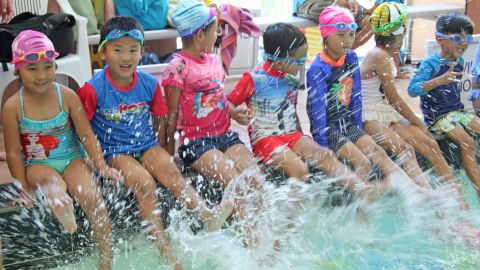  Around 40 members of Australia's Tibetan community took part in a water safety class run by Water Skills for Life at a swimming pool in the northern Sydney suburb of Dee Why in February.