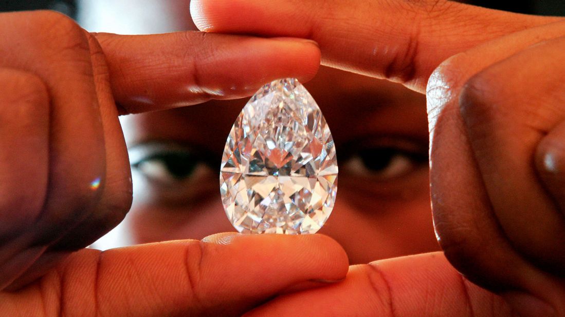 Почему нельзя золото мужчинам. Добыча алмазов в Индии. Алмазы ЮАР. ЮАР бриллианты. Драгоценный камень в руках.