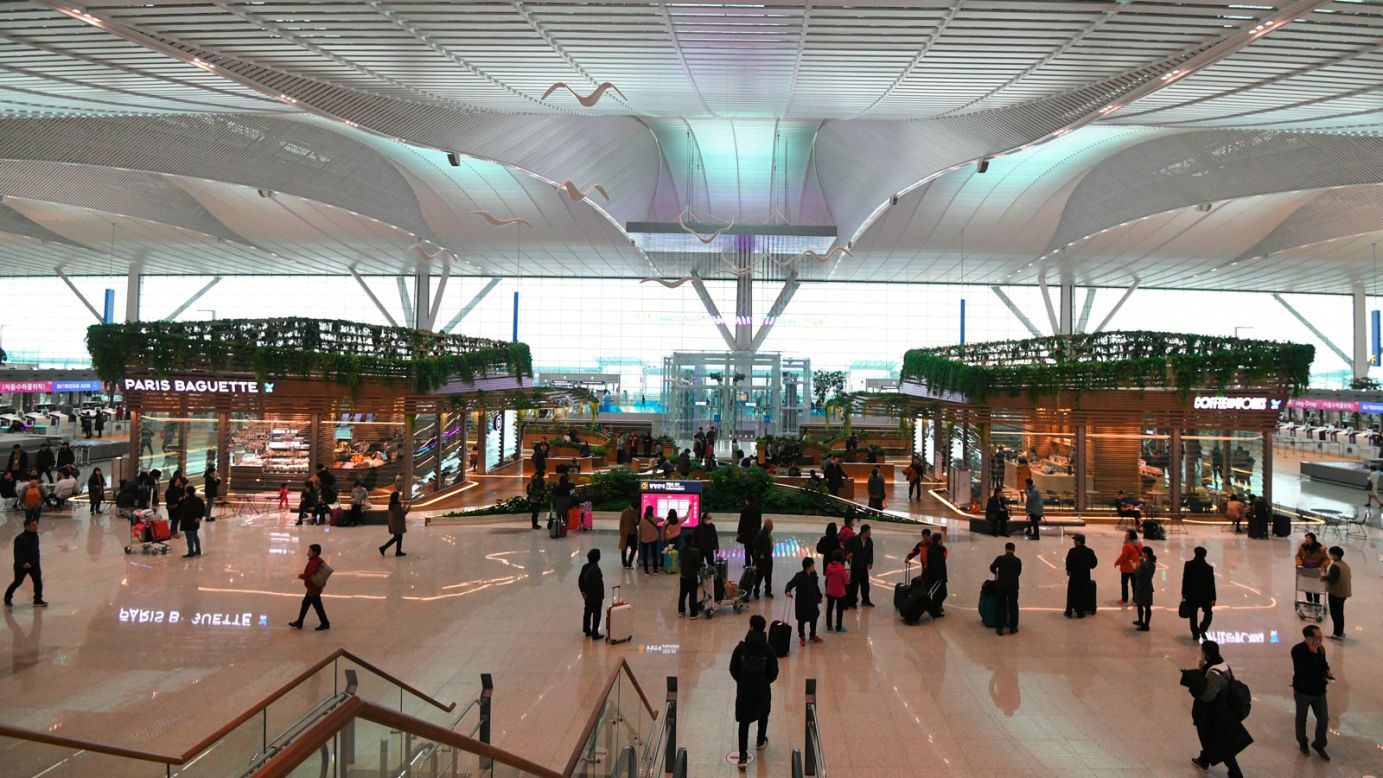 File:Singapore Changi Airport Terminal 4, shops 1.jpg - Wikimedia Commons