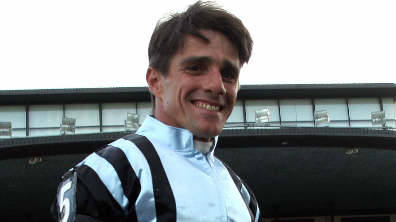 Montevideo, URUGUAY:  El jockey brasileno Jorge A. Ricardo sube al podio para recibir la copa del Gran Premio Jose Pedro Ramirez que obtuvo con el pura sangre argentino Good Report, corrido sobre 2.400 metros, en el hipodromo de Maronas en Montevideo, el 06 de enero de 2007. El vencedor atraveso el disco en un tiempo de 2 minutos 27 segundos 84 centesimas, para alzarse con la 109? edicion del maximo acontecimiento del turf uruguayo que puso en escena a catorce ejemplares de cuatro generaciones, procedentes de Argentina, Brasil y Uruguay. AFP PHOTO/Pablo PORCIUNCULA  (Photo credit should read PABLO PORCIUNCULA/AFP/Getty Images)