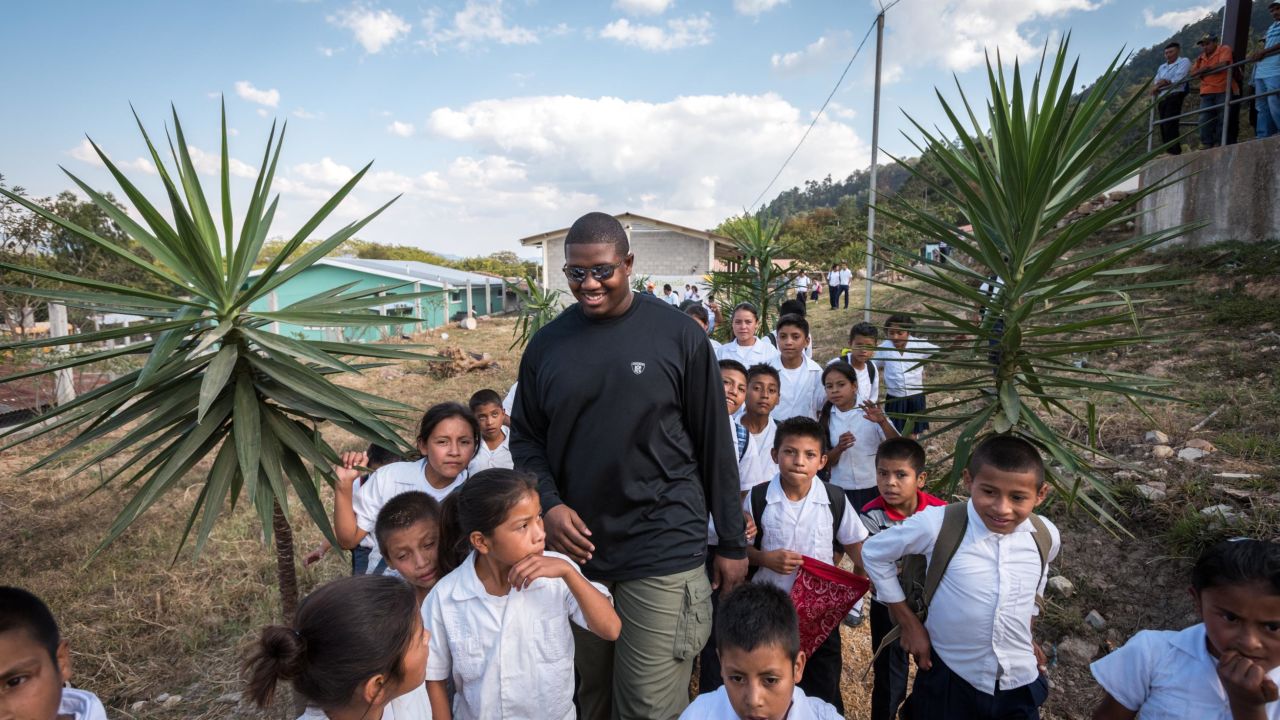 NFL player Kelvin Beachum Jr. with students from World Vision's Agua Blanca project and peer-to-peer tutoring program in San Juan, Honduras in 2016.
