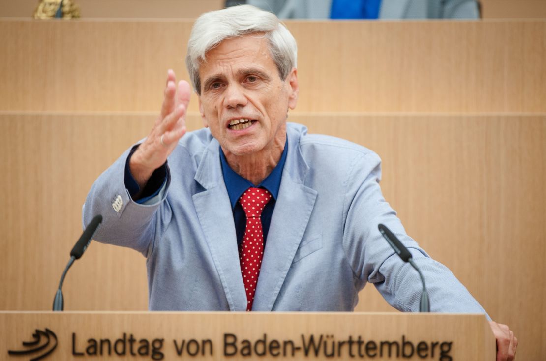 AfD politician Wolfgang Gedeon has criticized the "stumbling stone" project.