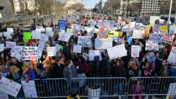 People arrive early for the March For Our Lives rally against gun violence in Washington, DC on March 24, 2018. / AFP PHOTO / MANDEL NGAN        (Photo credit should read MANDEL NGAN/AFP/Getty Images)