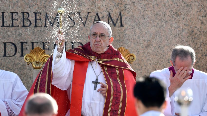Pope Francis blesses faithful and palms during the Palm Sunday mass at St Peter's square on March 25, 2018 at the Vatican.