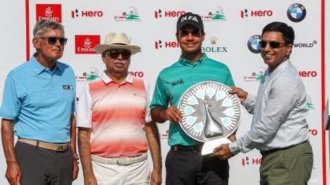 Sharma is presented with an award for the most promising Indian golfer by Director of The European Tour David Williams (L).