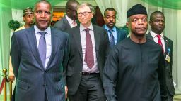 Nigeria's Vice President Yemi Osinbajo (2ndR), Nigerian billionaire Aliko Dangote (L), and Microsoft founder Bill Gates (C) arrive to attend the closing ceremony of the National Economic Council (NEC) in Abuja on March 22, 2018. / AFP PHOTO / STR 