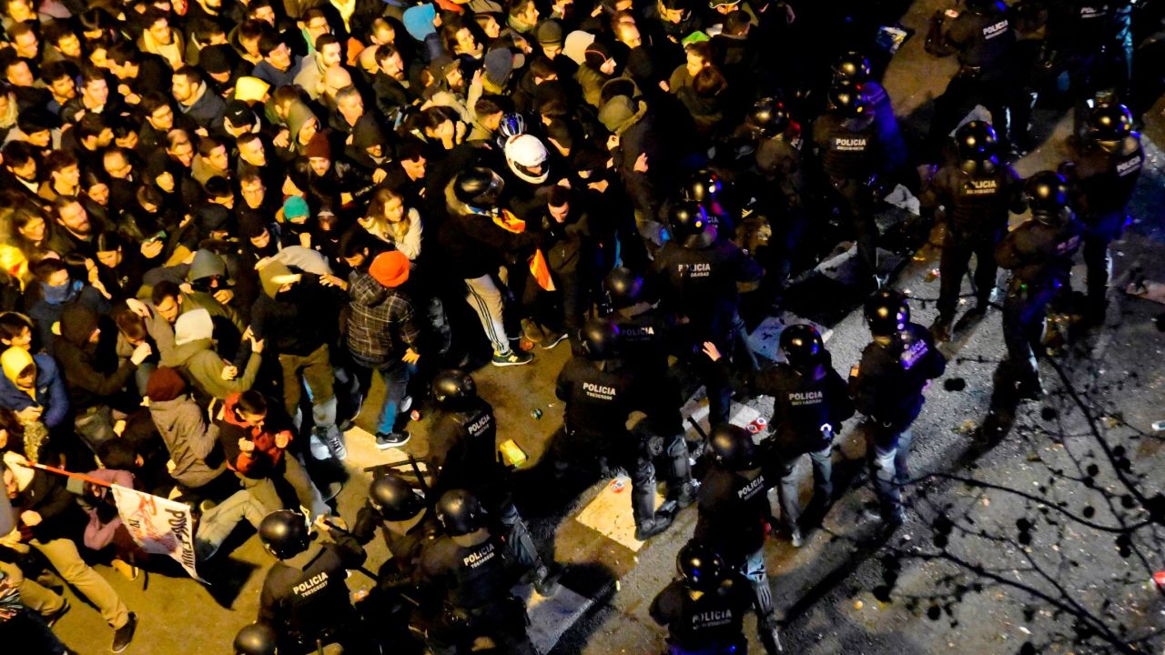 Protesters clash with riot police blocking the road leading to the central government offices during a demonstration in Barcelona on March 25, 2018 after Catalonia's former president was arrested by German police.
German police arrested Catalonia's deposed leader Carles Puigdemont on March 25, 2018, five months after he went into self-imposed exile in Belgium over his failed bid to break the region away from Spain.
 / AFP PHOTO / LLUIS GENE        (Photo credit should read LLUIS GENE/AFP/Getty Images)