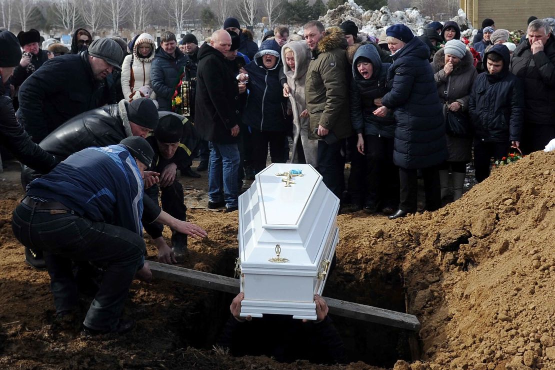 A victim of the Kemerovo fire is buried at the Kirovskoye cemetery. 