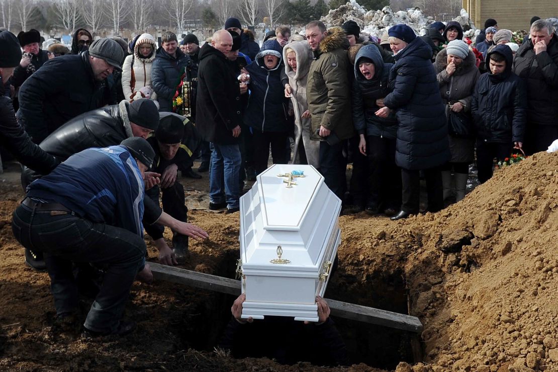 A victim of the Kemerovo fire is buried at the Kirovskoye cemetery.