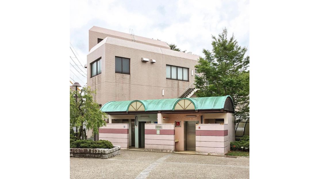 This emerald-roofed bathroom in Suginami captured Nakamura's attention.