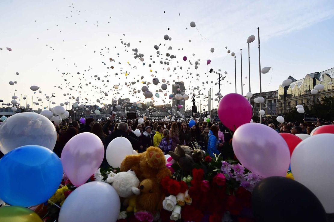 Crowds in Vladivostok let go of balloons in memory of the Kemerovo shopping mall fire victims.