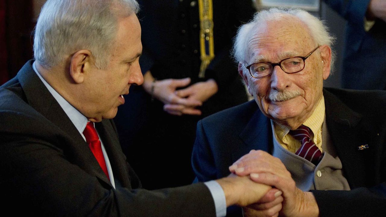 Israeli Prime Minister Benjamin Netanyahu honored Johan van Hulst (R) in 2012.