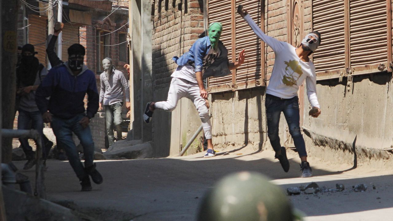 Protesters clash with Indian policemen in Kashmir on April 1, 2018.