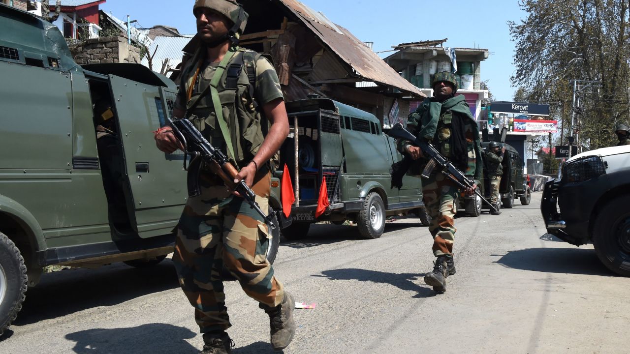 Indian army soldiers patrol during a gun-battle between Indian government forces and militants in Kashmir on April 1, 2018. 