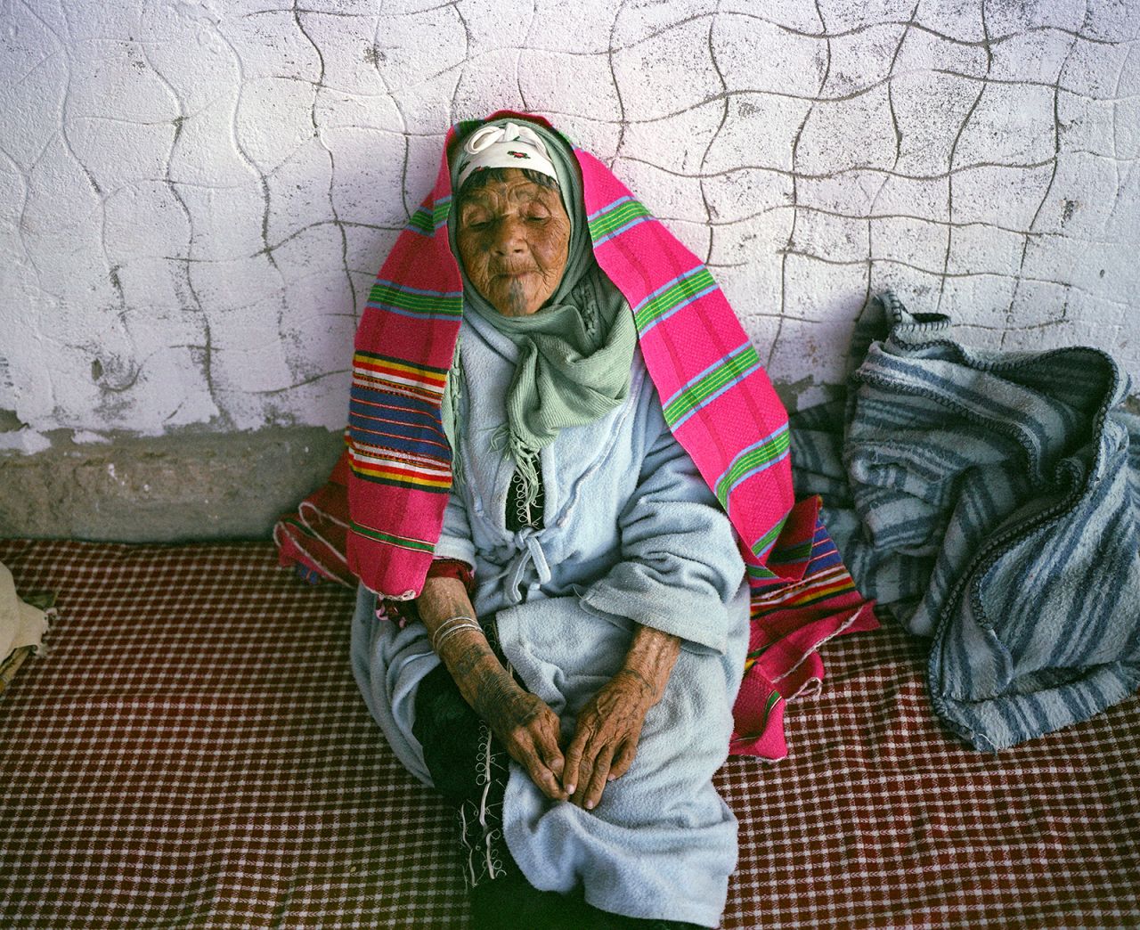 An elderly woman in Matmata, Tunisia, told Al-Arashi that she yearned to get tattooed from a young age.