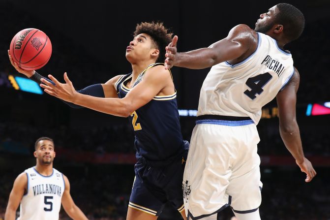 Michigan's Jordan Poole drives to the basket during the first half.