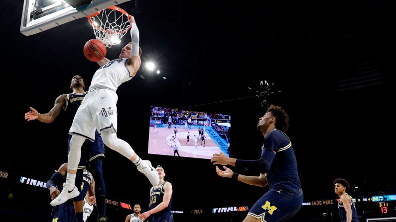 DiVincenzo dunks the ball for two of his 18 first-half points.
