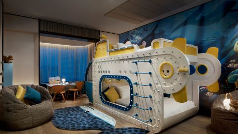 Shangri-La-Hotel-Singapore---Family-Suite---Underwater-room