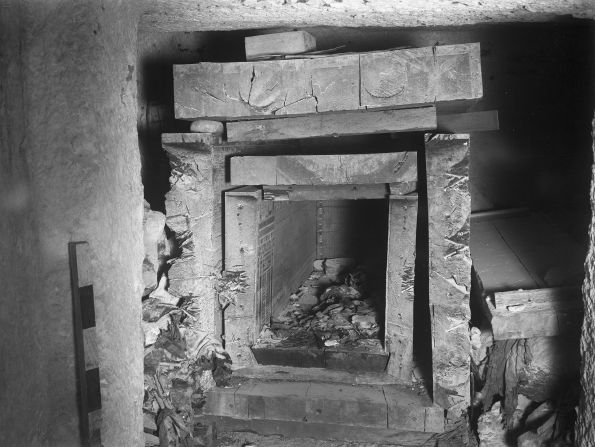 The tomb contained four painted coffins, an inner and outer one for both the governor and his wife. They were made of massive planks of imported cedar.