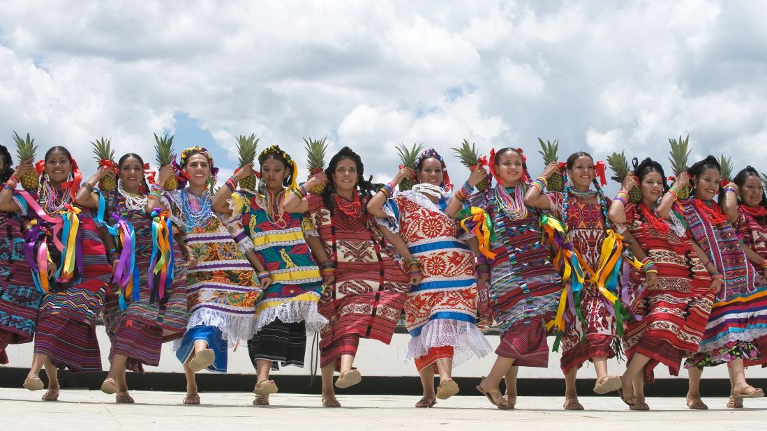<strong>Guelaguetza: </strong>This annual festival gathers music, dances, gastronomy and handicrafts of different ethnic groups and tribes from throughout Oaxaca.