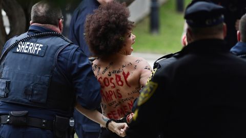 01 cosby trial protester 0409