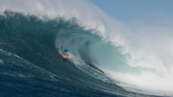Hawaiian surfer Billy Kemper surfs a big wave at Jaws, off the coast of the Maui Island in Hawai to win the Peahi Challenge 2016, on November 11, 2016. Kemper won the challenge for the second consecutive year. 
Also known as "Jaws," Pe'ahi is on the northern coastline of Maui and can produce waves that are upwards of 60 feet (18 meters).  / AFP / Brian BIELMANN / RESTRICTED TO EDITORIAL USE        (Photo credit should read BRIAN BIELMANN/AFP/Getty Images)