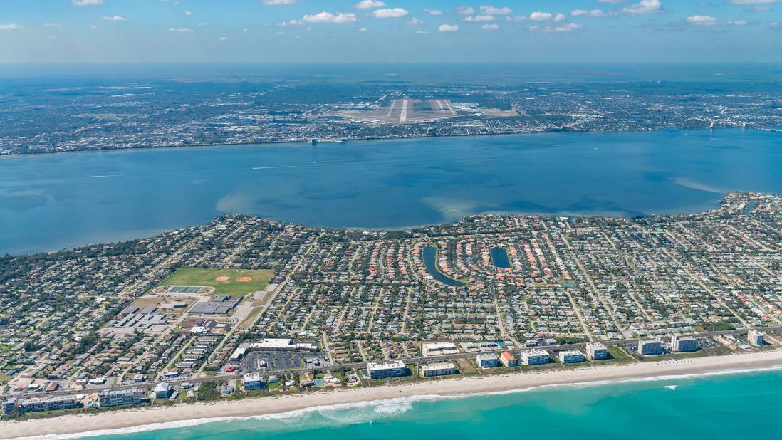 <strong>6. Orlando Melbourne International Airport (USA):</strong> Orlando is another airport landing blessed with blue skies, blue seas and city panoramas. 