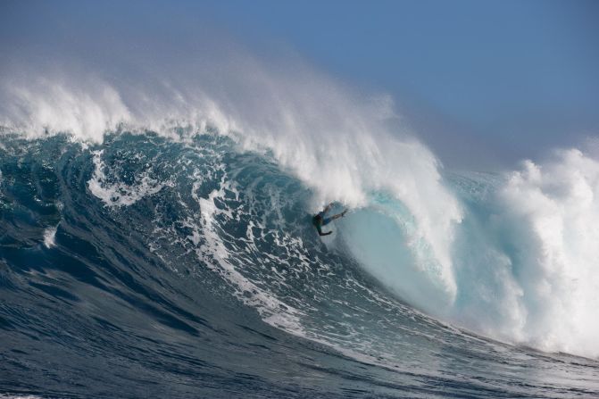Though while the swell can prove challenging for even the best -- here Hawaii's Albee Layer is wiped out -- windsurfing legend Robby Naish told CNN it was "like a walk in the park."