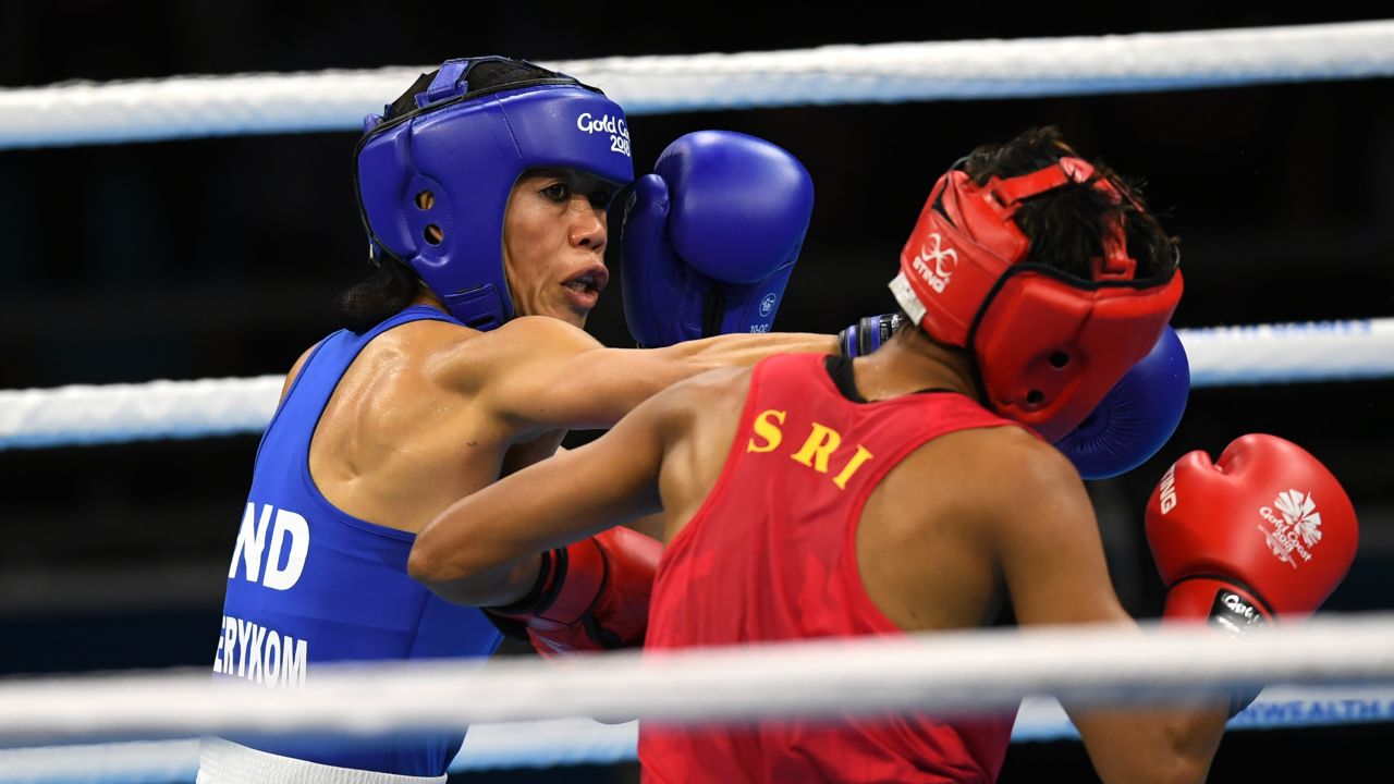 India's Mary Kom (blue) defeats Sri Lanka's Anusha Dilrukshi Koddithuwakku at the Commonwealth Games.