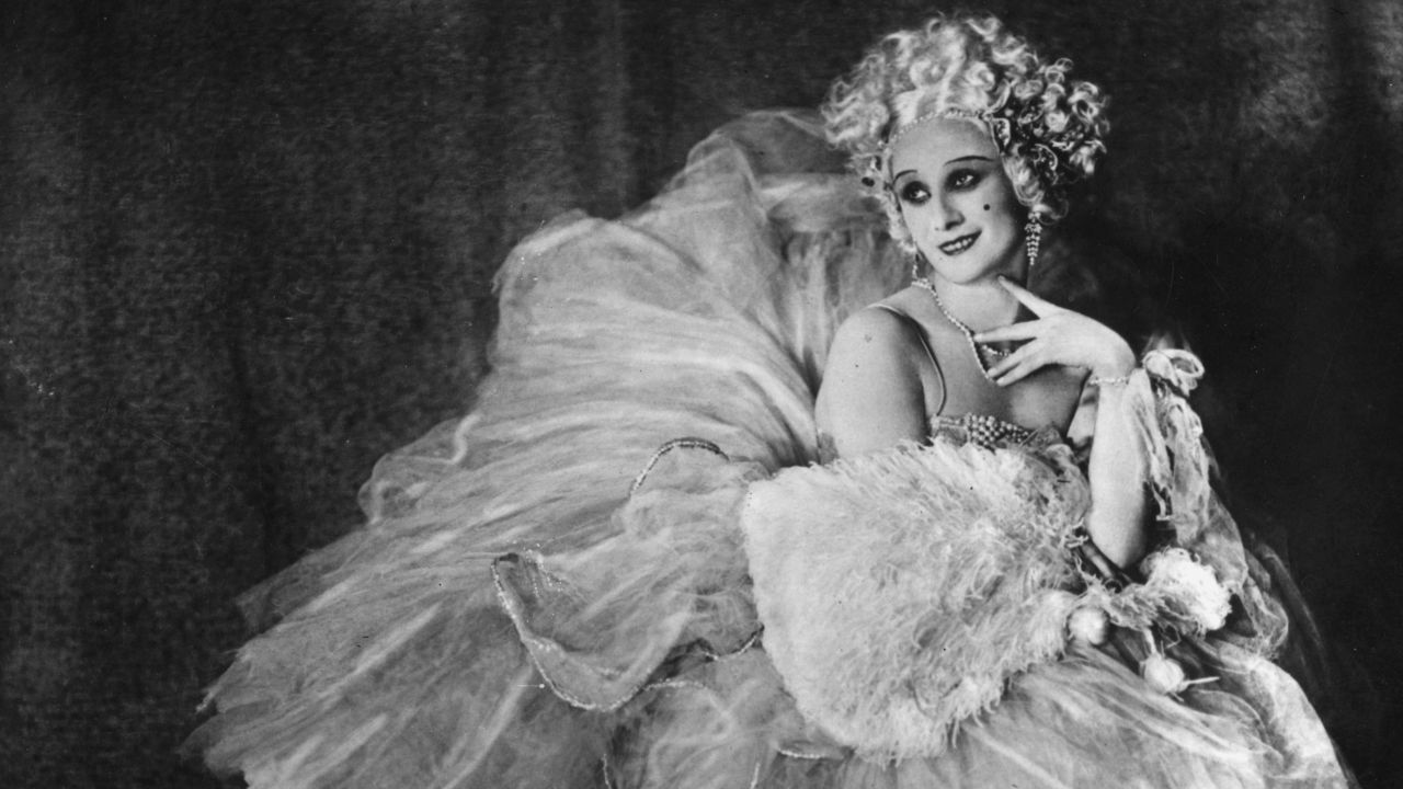 Ballerina Anna Pavlova (1885 - 1931) in costume for the ballet, "Rondino," 1910.