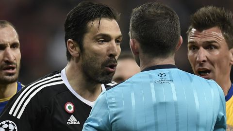 Buffon confronts referee Michael Oliver.