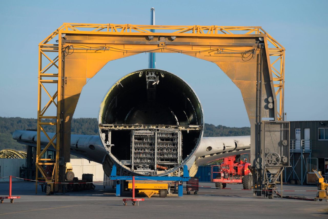 <strong>Moving metal</strong>: This yellow arch at the Tarmac Aerosave facilities at Tarbes has an aircraft fuselage -- a machine that "cold-cuts" metal.