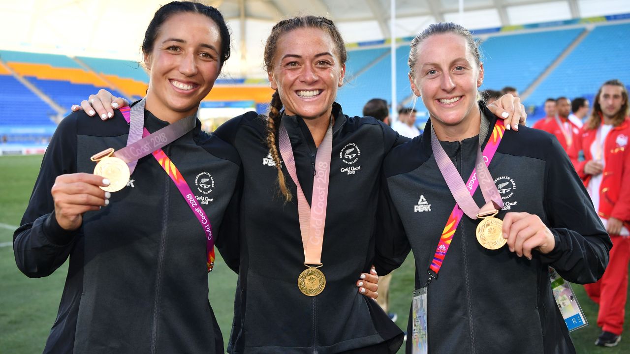 Sarah Goss, Niall Williams and Brazier of New Zealand pose with their gold medals.
