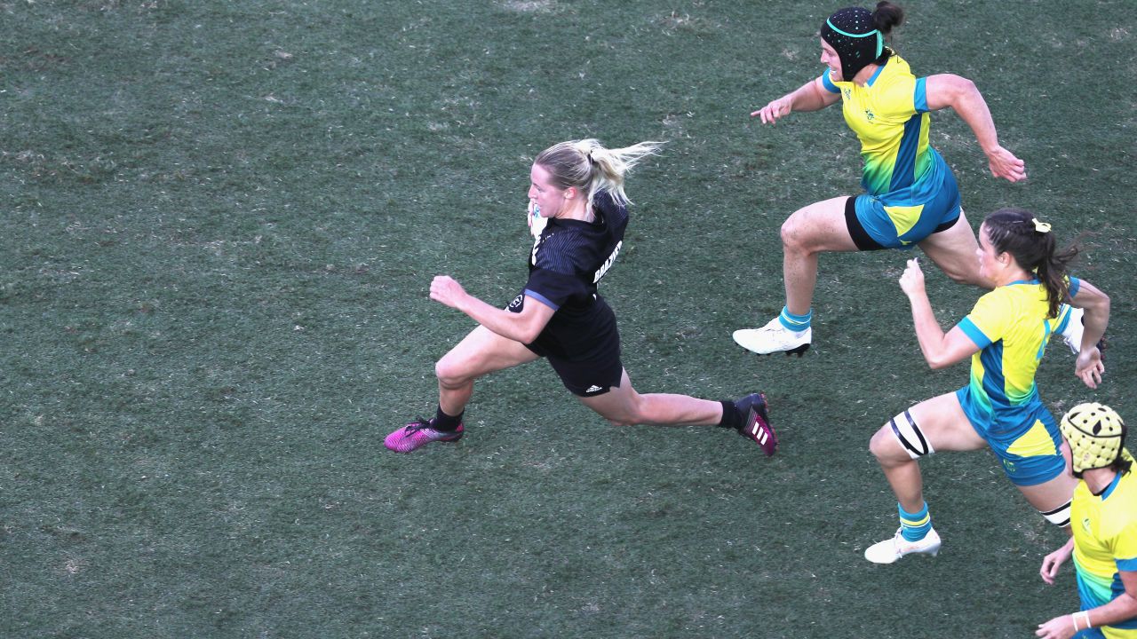 In extra time New Zealand's Kelly Brazier breaks through the Australian defense to score the winning try and win gold for Australia.