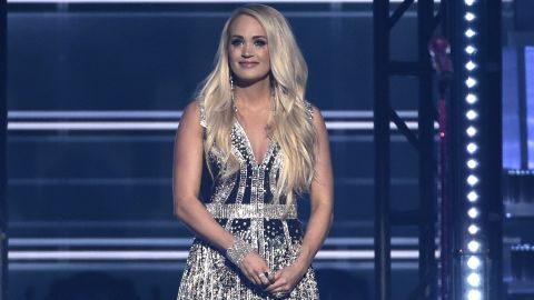 Carrie Underwood receives standing ovation after performing 'Cry Pretty'