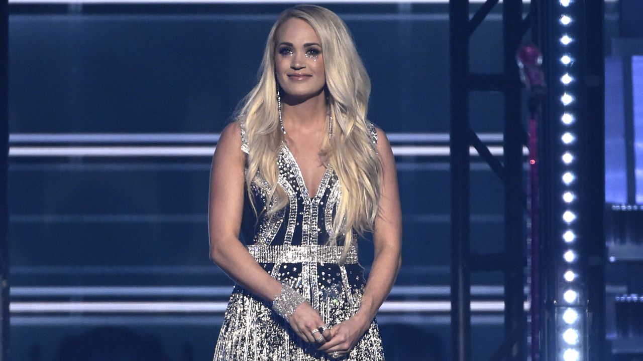 Carrie Underwood receives standing ovation after performing 'Cry Pretty'