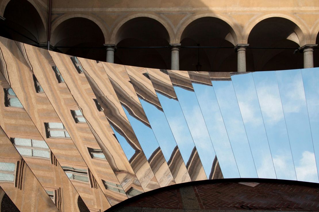 A detail of the mirror-polished stainless-steel panels.