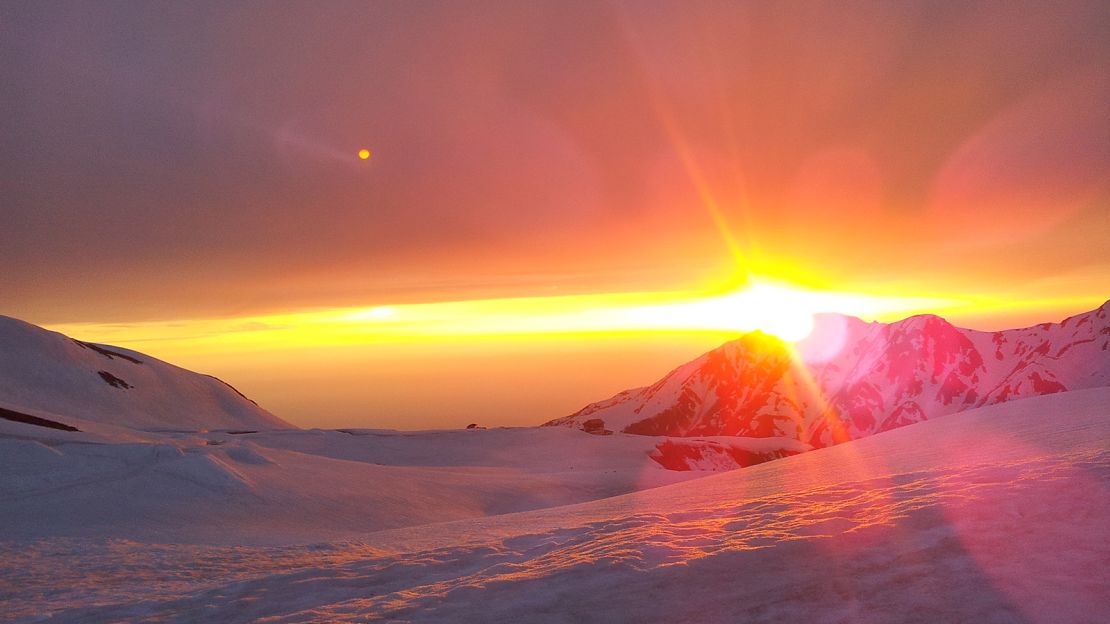 The Tateyama Kurobe Alpine Route, with an elevation of 2,400 meters, is called the "Roof of Japan."